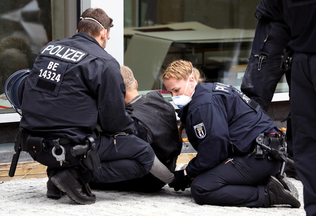 Polisi Bentrok Dengan Pengunjuk Rasa Anti-Lockdown di Jerman